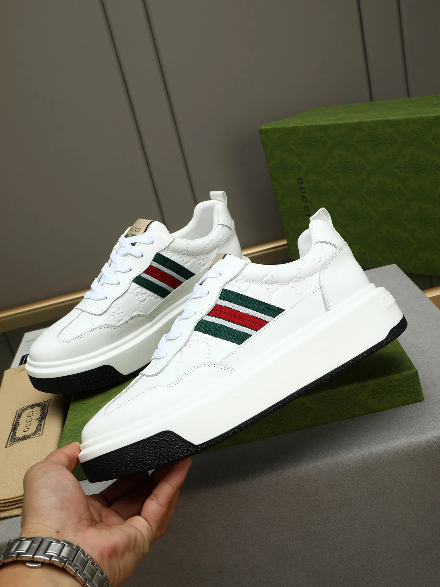 Men's shoes 💰480 New men's shoes GUCCI Fashion trend Made of first-layer calfskin ➕ washed sheep lining! The foot feels super comfortable and the workmanship is impeccable. Foam ultra-light outsole, size: 38-44 (45 customized) 4 colors to choose from!